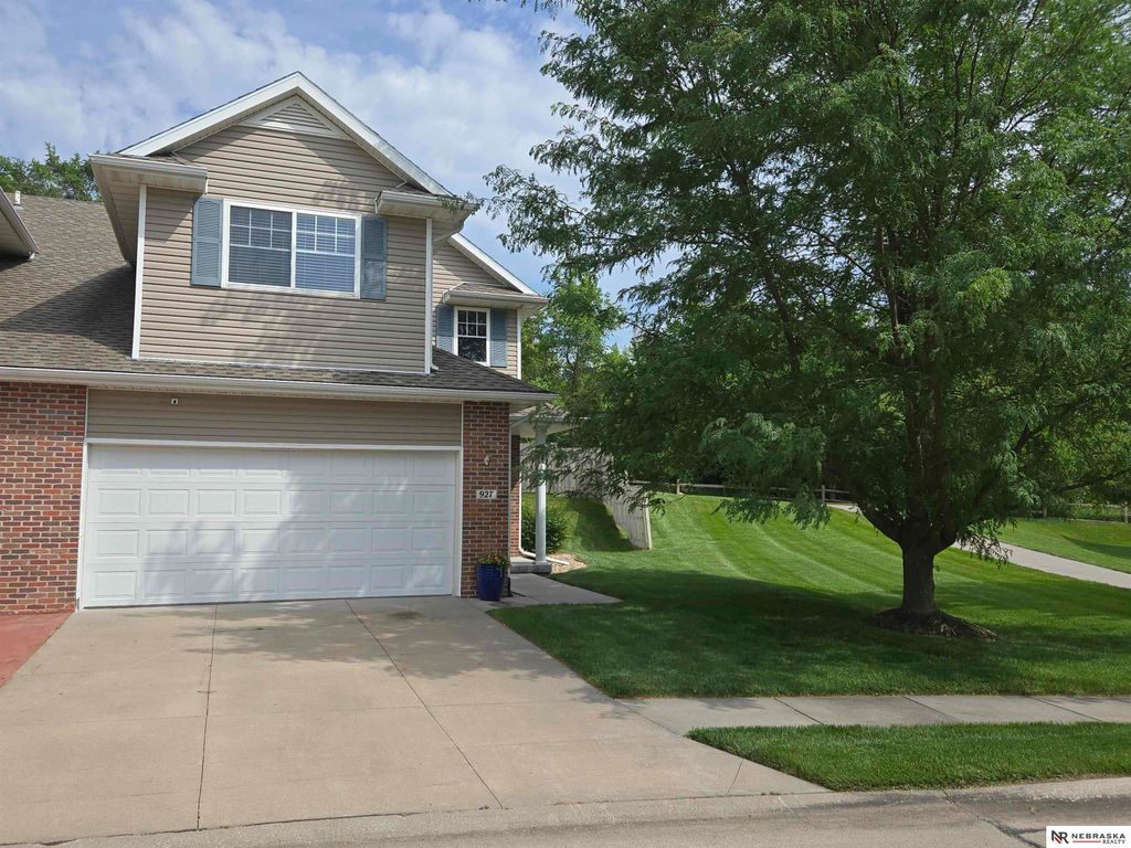 927 Carlton Circle, Lincoln, NE 68512