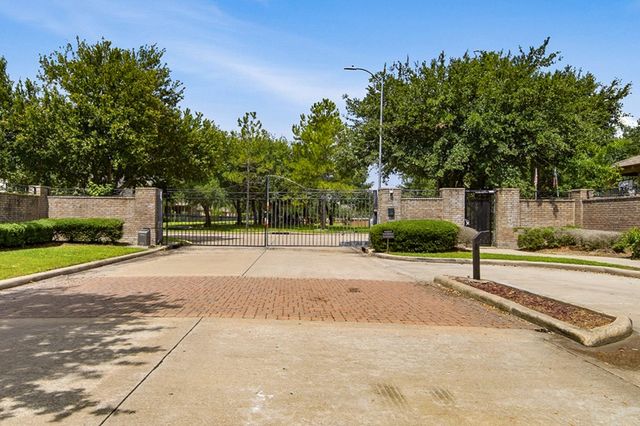 2716 Sunshade Court, Pearland, TX 77584