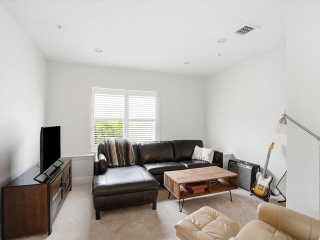 2 Blackberry Ln, Plymouth, MA 02360