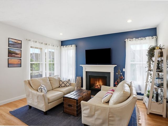 2 Blackberry Ln, Plymouth, MA 02360