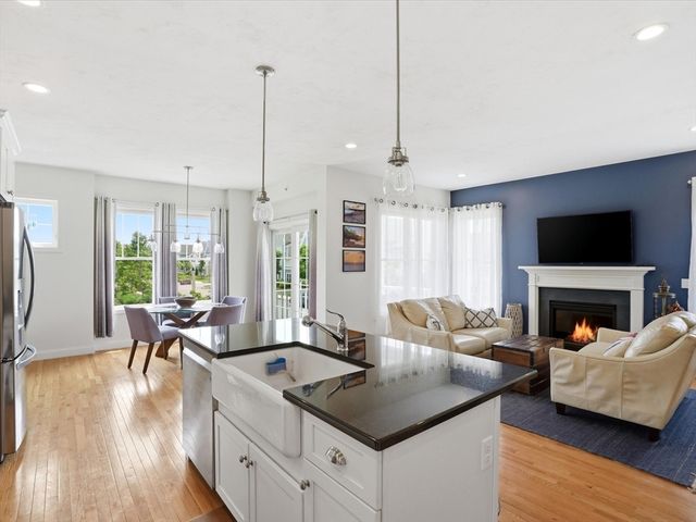 2 Blackberry Ln, Plymouth, MA 02360