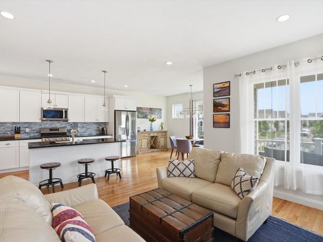 2 Blackberry Ln, Plymouth, MA 02360
