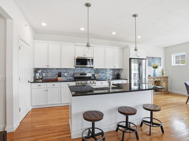 2 Blackberry Ln, Plymouth, MA 02360