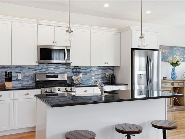 2 Blackberry Ln, Plymouth, MA 02360