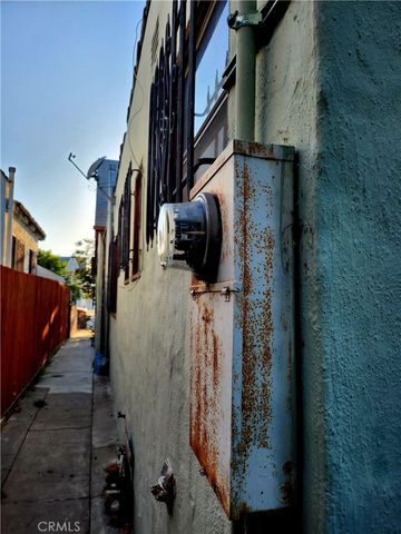 6812 S Van Ness, Los Angeles, CA 90047