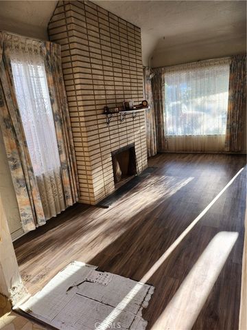 6812 S Van Ness, Los Angeles, CA 90047