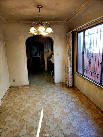 6812 S Van Ness, Los Angeles, CA 90047