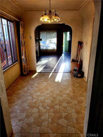 6812 S Van Ness, Los Angeles, CA 90047
