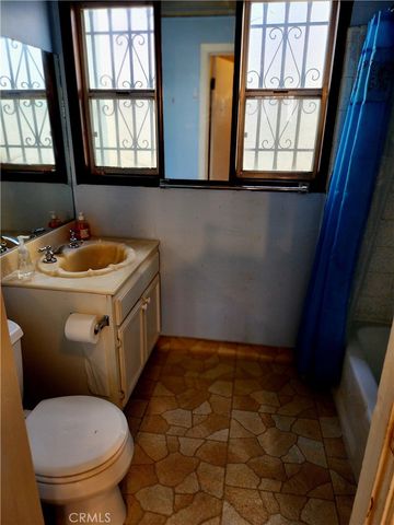 6812 S Van Ness, Los Angeles, CA 90047