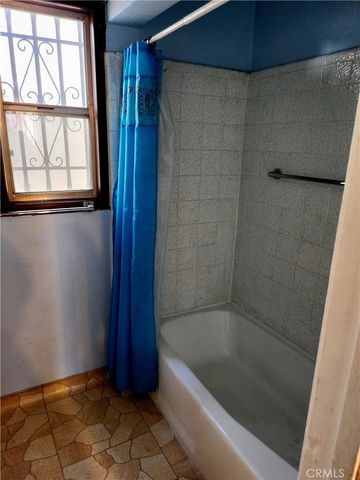 6812 S Van Ness, Los Angeles, CA 90047