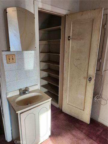 6812 S Van Ness, Los Angeles, CA 90047
