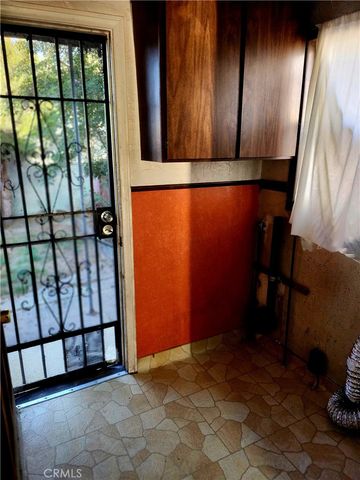 6812 S Van Ness, Los Angeles, CA 90047