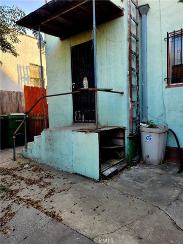 6812 S Van Ness, Los Angeles, CA 90047