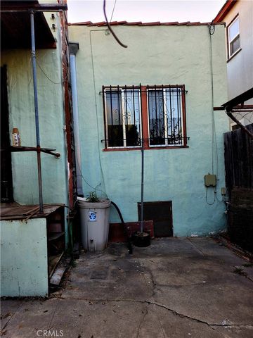 6812 S Van Ness, Los Angeles, CA 90047