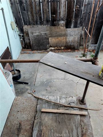 6812 S Van Ness, Los Angeles, CA 90047