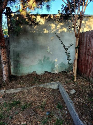 6812 S Van Ness, Los Angeles, CA 90047