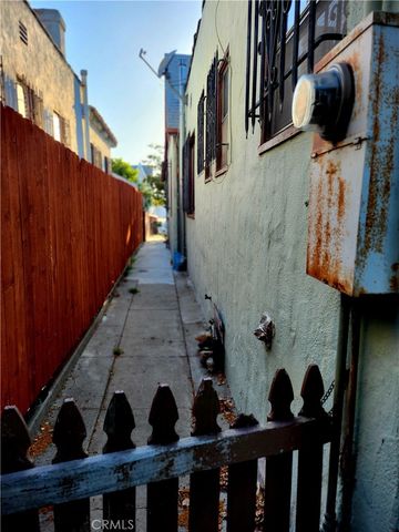 6812 S Van Ness, Los Angeles, CA 90047