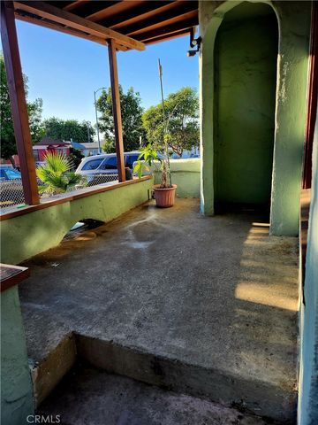 6812 S Van Ness, Los Angeles, CA 90047