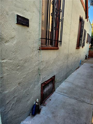 6812 S Van Ness, Los Angeles, CA 90047