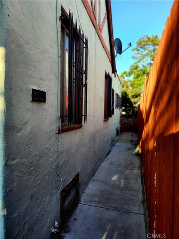 6812 S Van Ness, Los Angeles, CA 90047