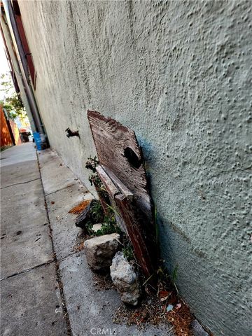 6812 S Van Ness, Los Angeles, CA 90047