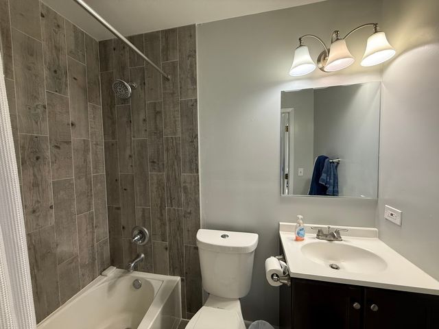 1172 Hill Crest Drive, Carol Stream, IL 60188