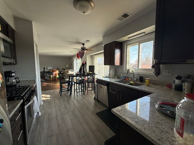 1172 Hill Crest Drive, Carol Stream, IL 60188