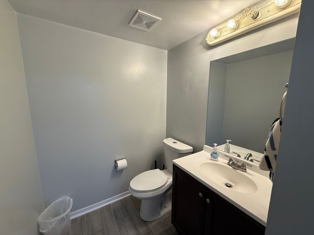 1172 Hill Crest Drive, Carol Stream, IL 60188