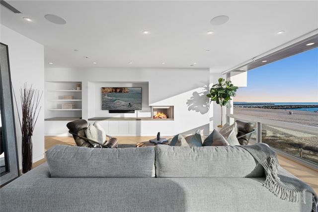 2144 E Oceanfront, Newport Beach, CA 92661