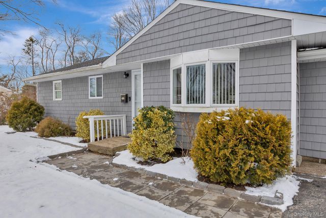 2700 Falcon Avenue, Medford, NY 11763