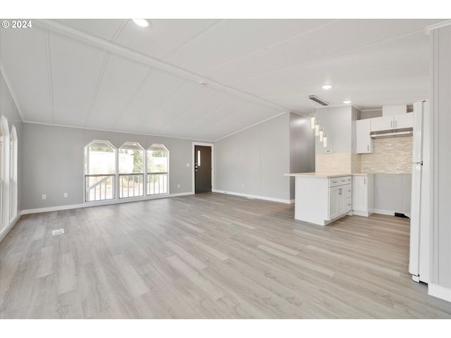 18830 HIGHWAY 99E 28, Oregon City, OR 97045