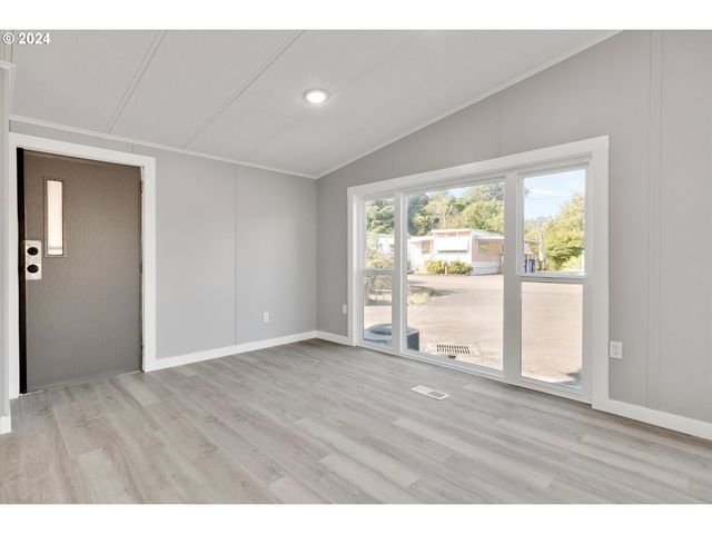 18830 HIGHWAY 99E 28, Oregon City, OR 97045