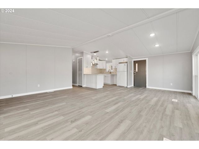 18830 HIGHWAY 99E 28, Oregon City, OR 97045
