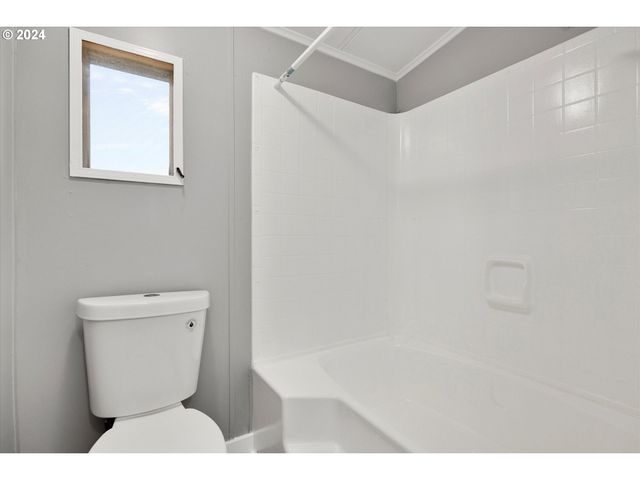 18830 HIGHWAY 99E 28, Oregon City, OR 97045