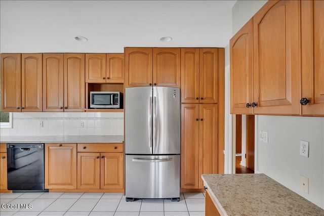 2027 Fairlawn Parkway, Niskayuna, NY 12309