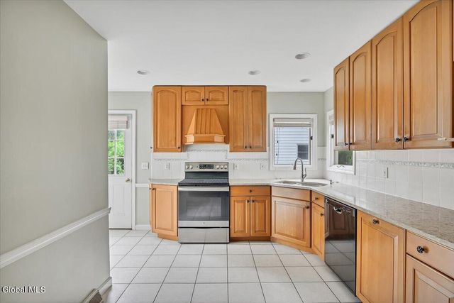 2027 Fairlawn Parkway, Niskayuna, NY 12309