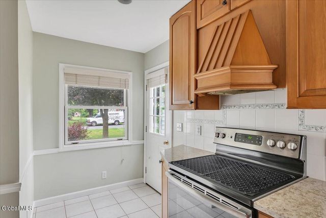 2027 Fairlawn Parkway, Niskayuna, NY 12309