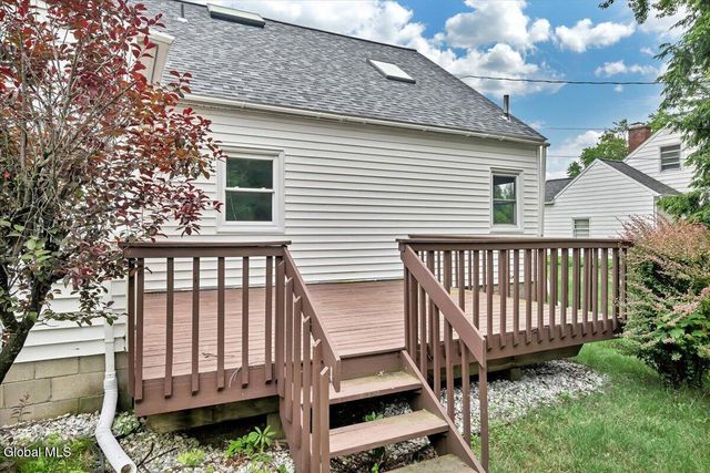 2027 Fairlawn Parkway, Niskayuna, NY 12309