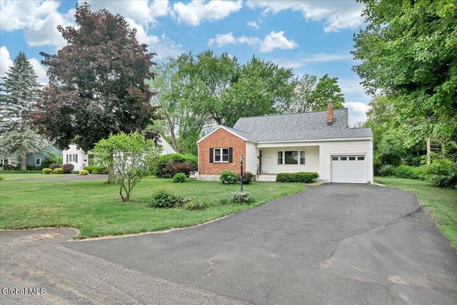 2027 Fairlawn Parkway, Niskayuna, NY 12309