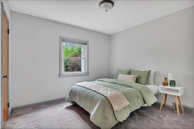 2027 Fairlawn Parkway, Niskayuna, NY 12309