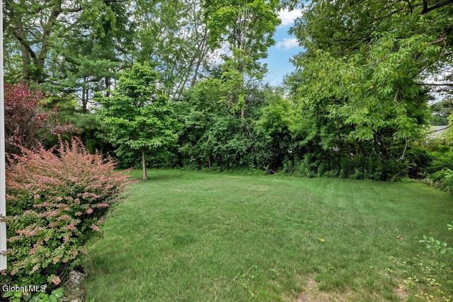 2027 Fairlawn Parkway, Niskayuna, NY 12309
