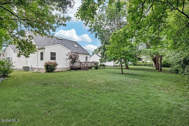 2027 Fairlawn Parkway, Niskayuna, NY 12309