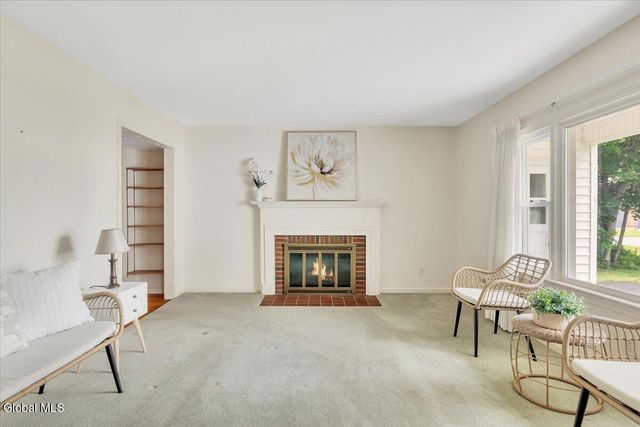 2027 Fairlawn Parkway, Niskayuna, NY 12309