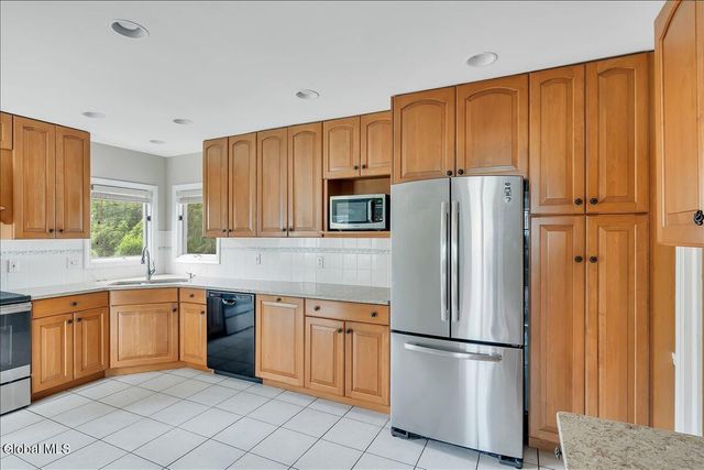 2027 Fairlawn Parkway, Niskayuna, NY 12309