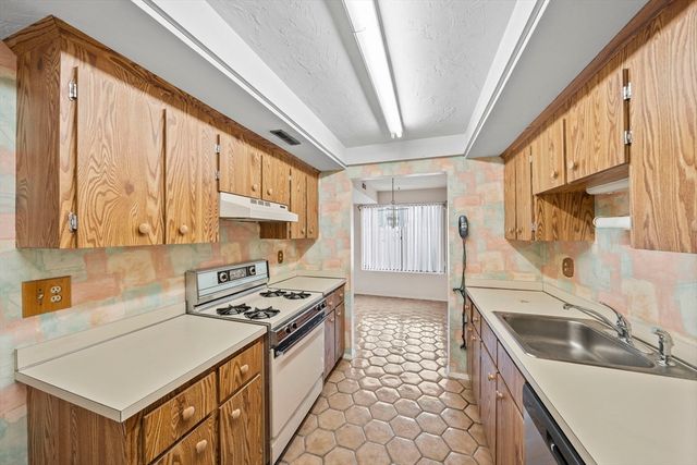 9 Greenbrook Dr 9, Stoughton, MA 02072