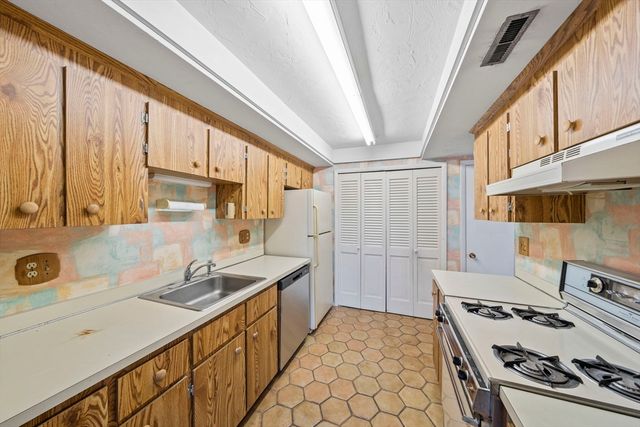 9 Greenbrook Dr 9, Stoughton, MA 02072