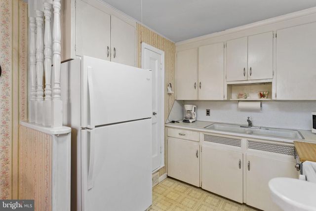 6 WESTON RD, Ewing, NJ 08618