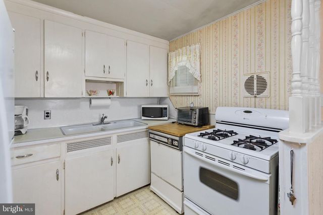 6 WESTON RD, Ewing, NJ 08618