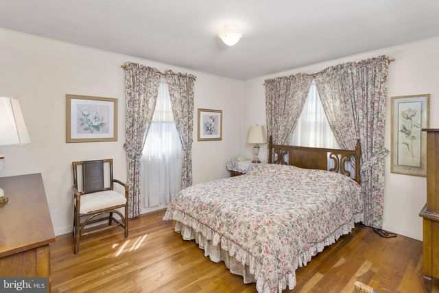 6 WESTON RD, Ewing, NJ 08618