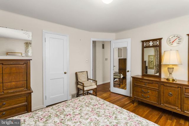 6 WESTON RD, Ewing, NJ 08618
